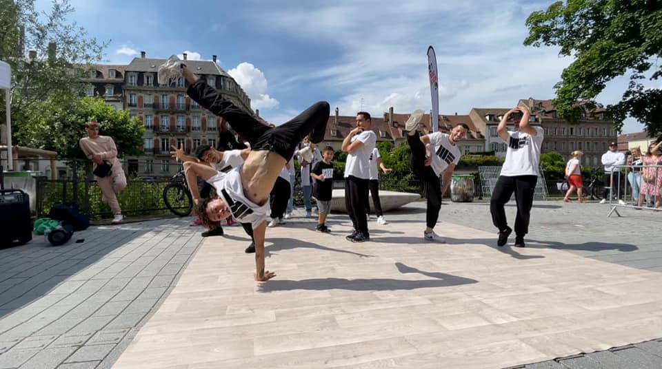 La compagnie Mistral-Est avec leurs T-shirts réalisé par So Custom