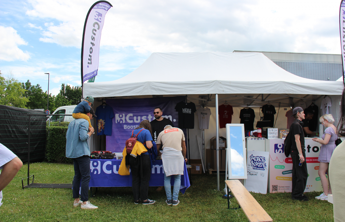 So custom spécialiste du marquage textile et objet sur strasbourg alsace, évènement Nl contest strasbourg 2024 stand de personnalisation en direct 03 88 30 42 24