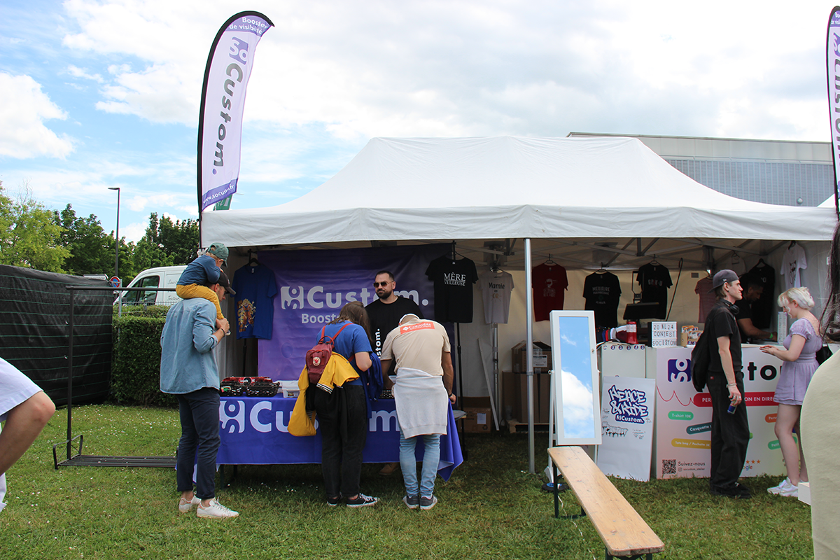 So custom spécialiste du marquage textile et objet sur strasbourg alsace, évènement Nl contest strasbourg 2024 stand de personnalisation en direct 03 88 30 42 24