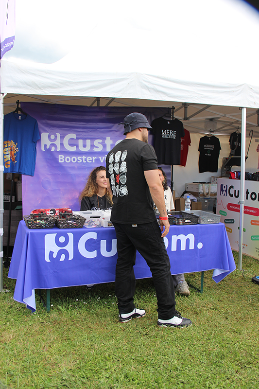 So custom spécialiste du marquage textile et objet sur strasbourg alsace, évènement Nl contest strasbourg 2024 stand de personnalisation en direct