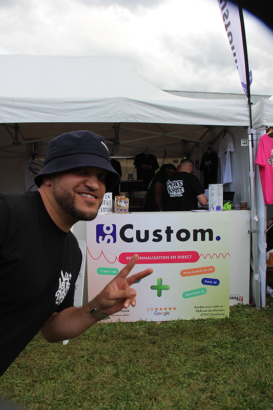 So custom spécialiste du marquage textile et objet sur strasbourg alsace, évènement Nl contest strasbourg 2024 stand de personnalisation en direct avec DJ Timal