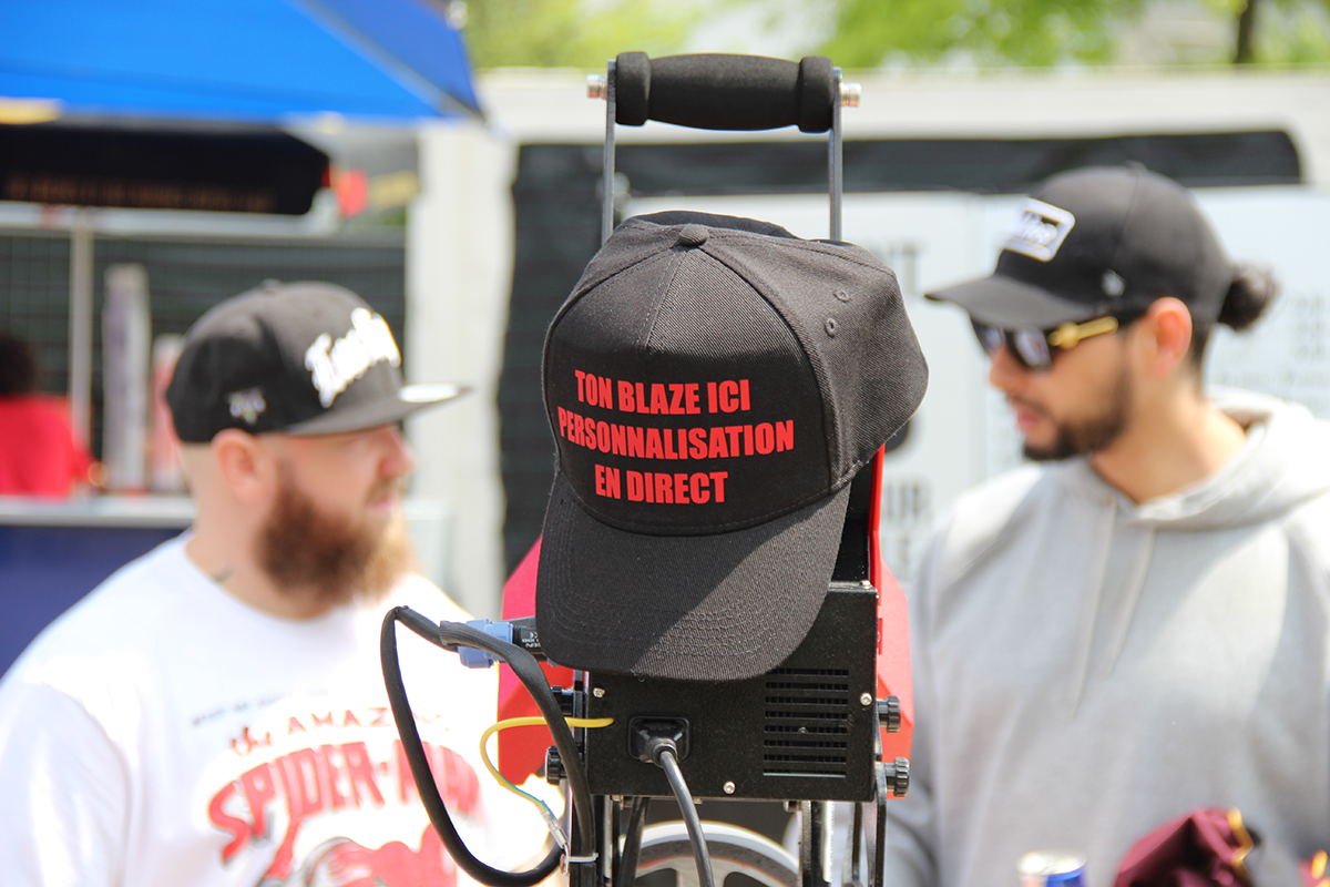 So custom spécialiste du marquage textile et objet sur strasbourg alsace, évènement Nl contest strasbourg 2024 stand de personnalisation en direct