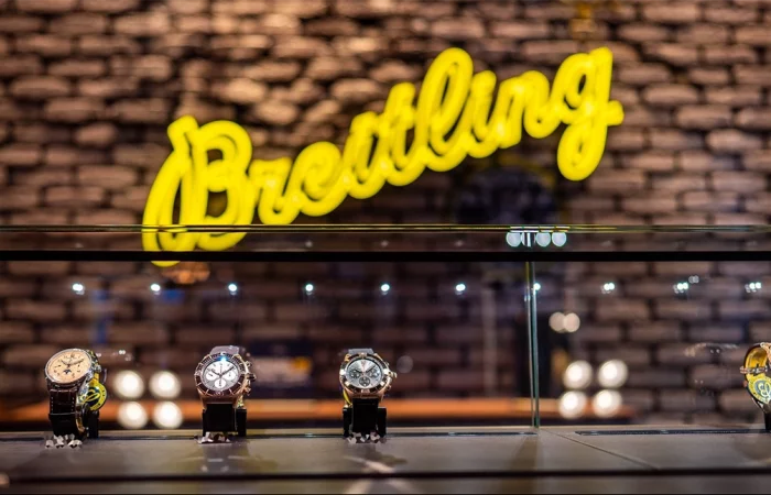 Logo marque de luxe breitling dans la boutique avec montres de luxes