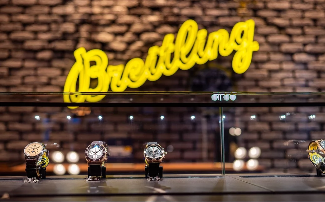 Logo marque de luxe breitling dans la boutique avec montres de luxes